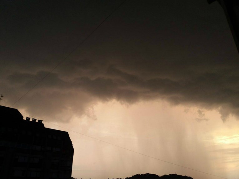 FOTO Oluja potopila Karlovac, munje paraju nebo: "Bojim se stati kraj kompjutera koliko grmi"