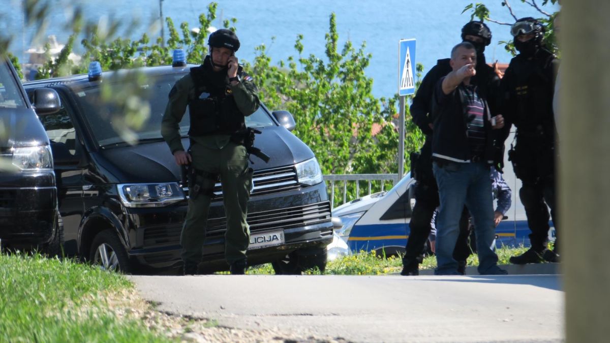 Kaštelaninu koji je jučer pijan pucao po mjestu u kući našli automatsku pušku i još 152 metka