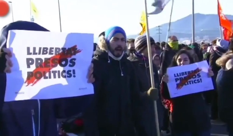 VIDEO Kaos u Kataloniji: Prosvjednici u štrajku blokirali promet