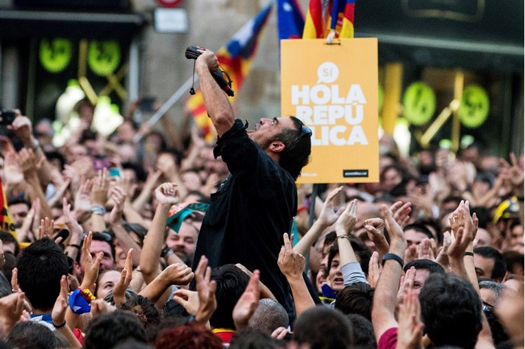 Katalonski gradovi uklanjaju španjolske zastave: "Dobrodošla republiko"