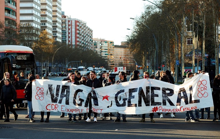 Prosvjedi u Kataloniji blokirali dvije važne ceste zbog uhićenja Puigdemonta