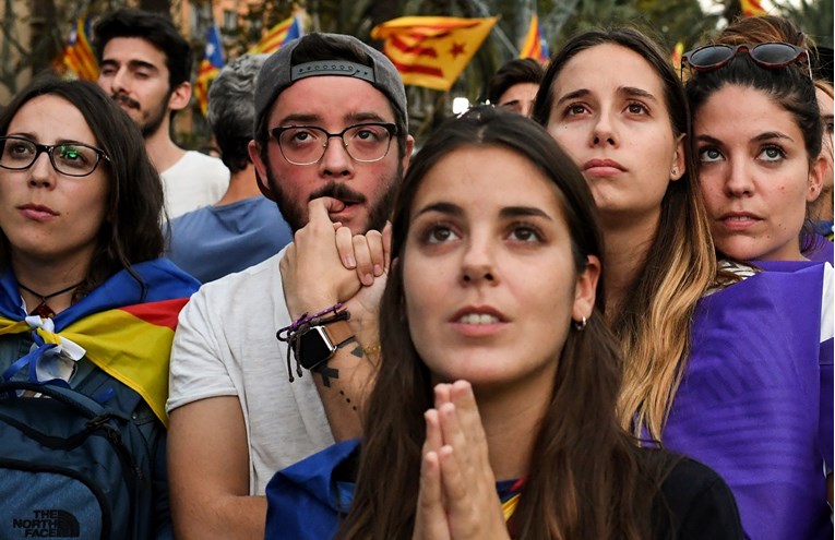 Katalonski predsjednik tvrdio je da će proglasiti neovisnost pa se naprasno povukao. Što sada?