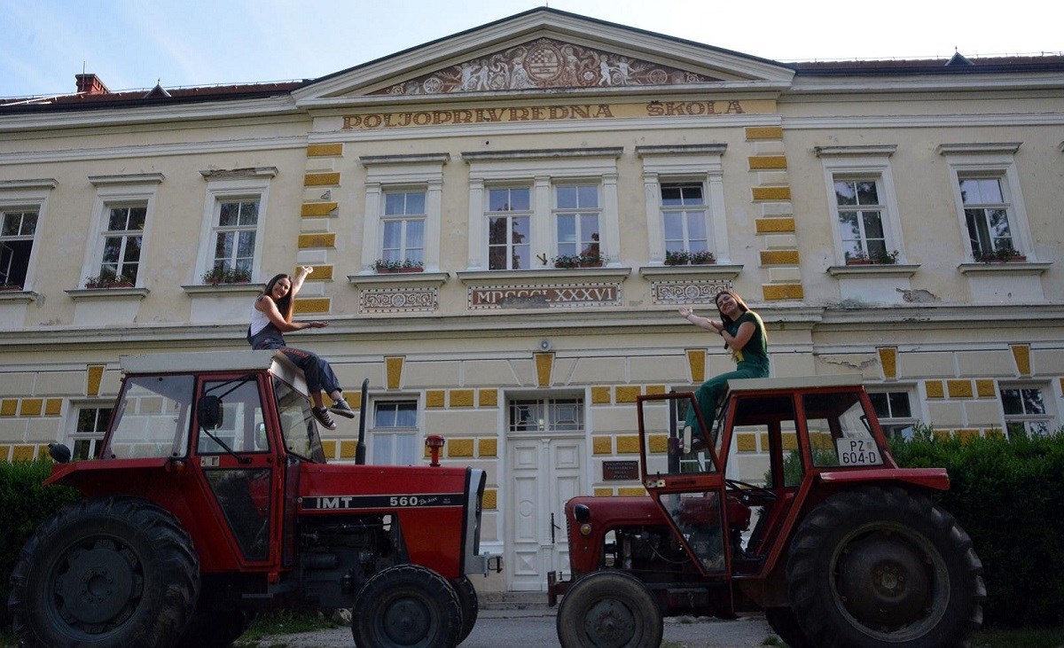 VIDEO Požeške maturantice stigle traktorima pred školu