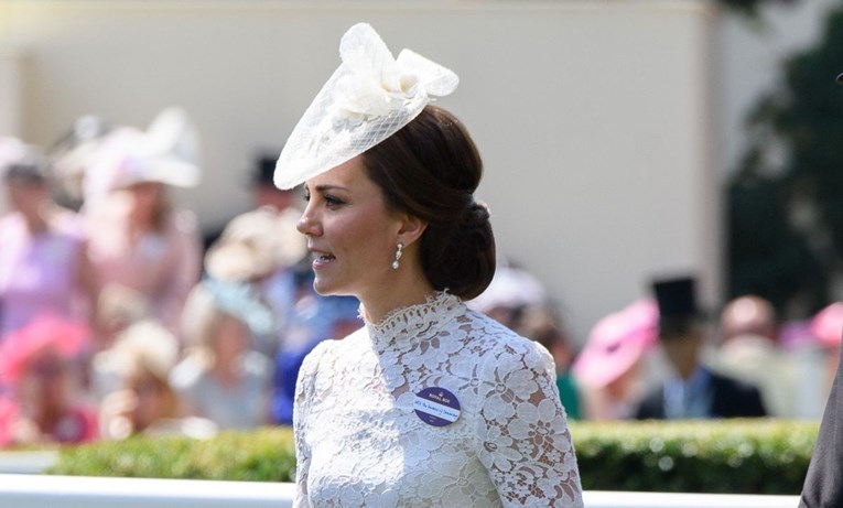 Hoće li se kraljica naljutiti? Kate Middleton u čipkastoj haljini pokazala više nego inače