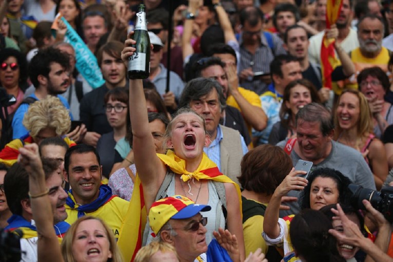 SMIJEH, SUZE I ŠAMPANJAC Pogledajte slavlje na ulicama Barcelone nakon proglašenja neovisnosti