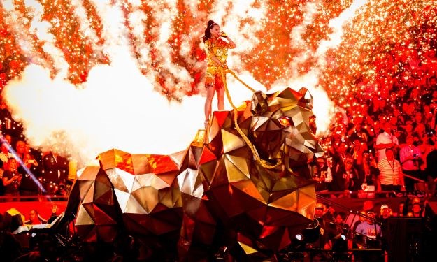 Gigantski lav, morski psi, roboti i vatromet: Internet poludio za spektakularnim nastupom Katy Perry
