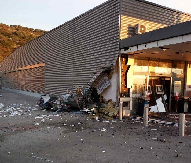 FOTO Eksplozijom "izvadili" bankomat iz Kauflandovog dućana