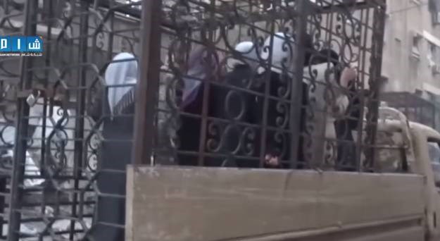 Sirijski pobunjenici koriste taoce u kavezima kao "živi štit" protiv zračnih udara