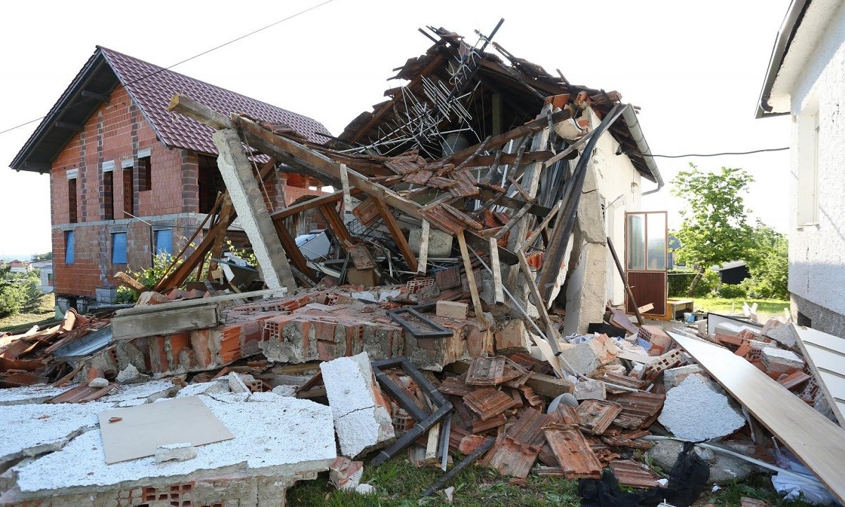 SNAŽNA EKSPLOZIJA U KARLOVCU Starac poginuo pod ruševinama