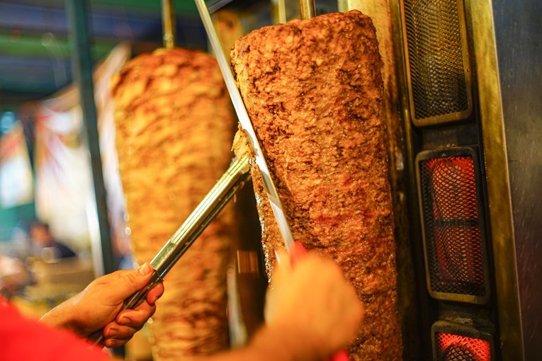 Europski parlament odbio zabraniti kebab, presudila su tri glasa
