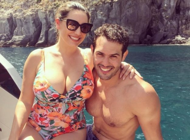 Kelly Brook bujnim dekolteom pokušala skriti celulit na nogama - nije uspjela