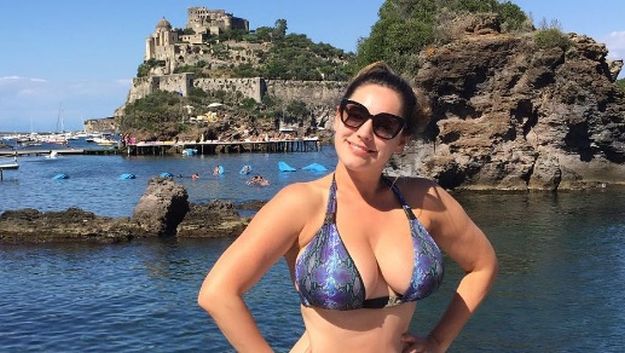 Seksi starleta se skroz isfotošopirala, ostavila si je samo divovske grudi