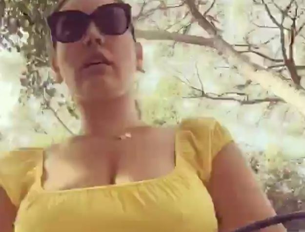VIDEO Kelly Brook snimala sise dok je bez grudnjaka vozila bicikl