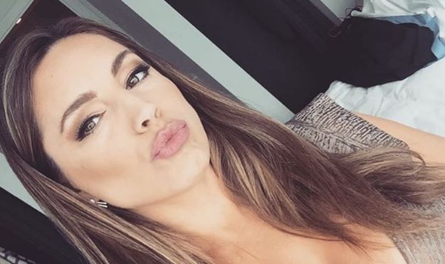 FOTO Kelly Brook jedva obuzdala ogromne grudi u nemoguće uskoj haljini