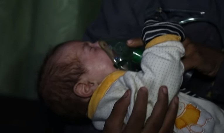 VIDEO U kemijskom napadu na sirijske pobunjenike ozlijeđena najmanje 21 osoba, uključujući djecu