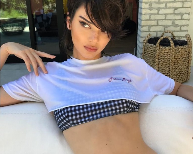 Kendall Jenner objavila golišavu fotku, no svi su primijetili jednu čudnu stvar na njenom tijelu