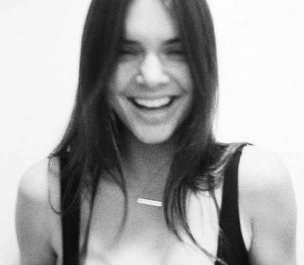 Kim ju je dobro podučila: Kendall Jenner partijala u prozirnom topiću i pokazala grudi