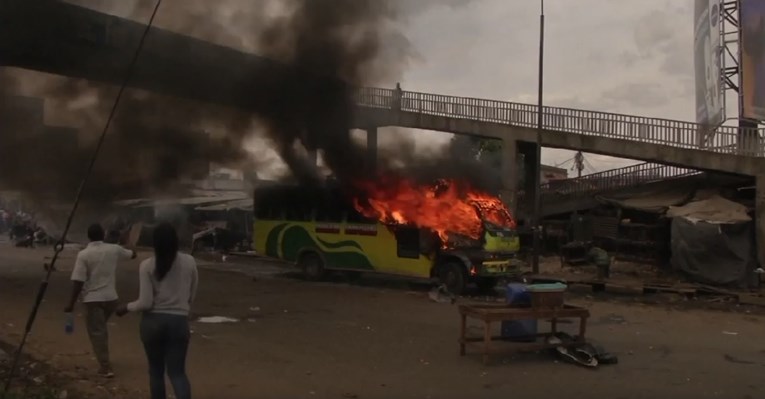 VIDEO U prosvjedima u Keniji najmanje 5 mrtvih, policija: "Kamenovala ih je bijesna rulja"