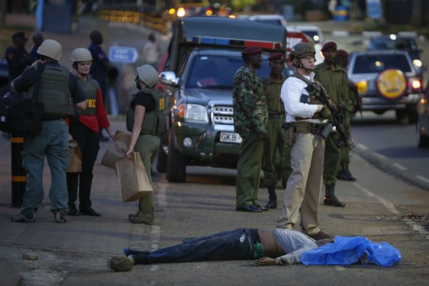 Ispred veleposlanstva SAD-a u Keniji ubijen muškarac nakon što je policajca napao nožem