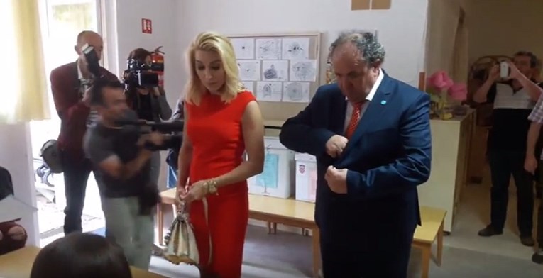 VIDEO Kerum došao s Fani i djecom na glasanje, zbunio se pri ubacivanju listića