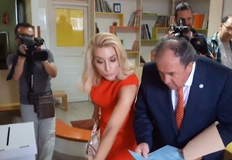 VIDEO Željko Kerum na glasanju nije znao ubaciti glasački listić u kutiju