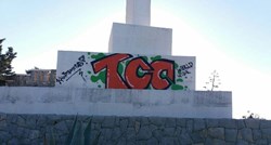 Oslikali postolje Kerumovog križa: "Postoje ljudi koji crtaju grafite, ovo nema veze s izborima"