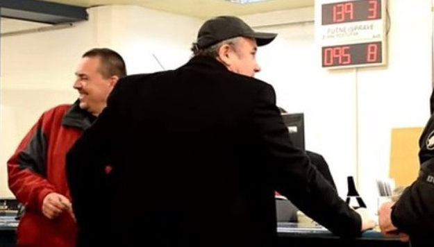 Pogledajte snimku: Kerum na policiji preko reda uletio na šalter
