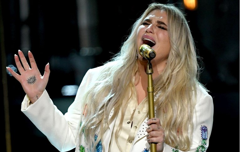VIDEO Kesha rasplakala poznate pjesmom o silovanju koje je proživjela