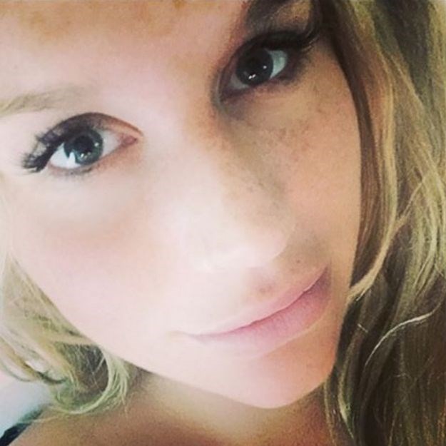 Slavna pjevačica objavila fotku svoje gole guze i poručila: "Poljubite me u nesavršeno dupe"