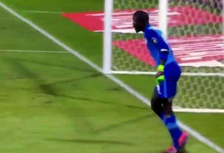 Golman Senegala očajnički pokušao ukrasti koju sekundu, a sad mu se smije cijeli svijet