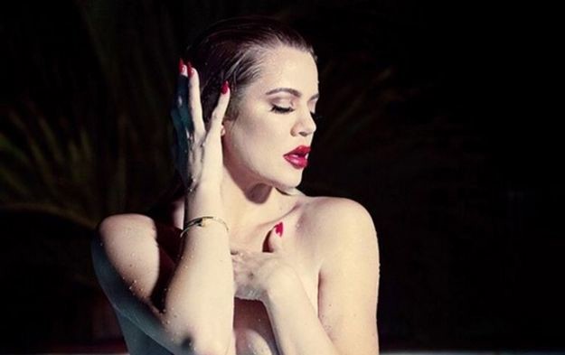 Khloe umislila da je Marilyn Monroe: Pozirala gola pa pokazala bradavicu
