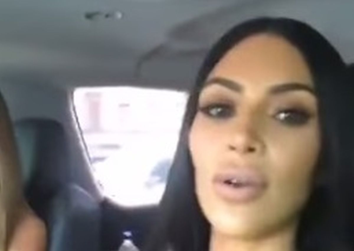 VIDEO Kim Kardashian bez grudnjaka pričala s obožavateljima
