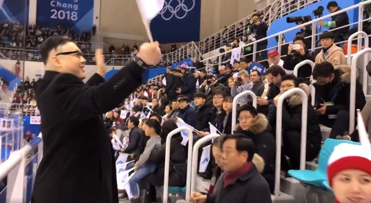 VIDEO Lažni Kim Jong-un otišao među navijačice Sjeverne Koreje, izrazi njihovih lica su sve