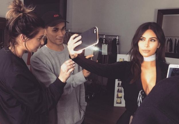 Evo koliko ljudi je potrebno da se bujna stražnjica Kim Kardashian ugura u usku haljinu