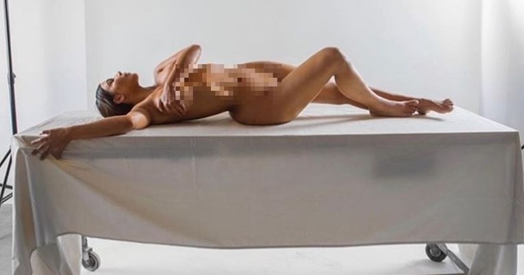 Kim Kardashian potpuno gola legla na stol (18+)