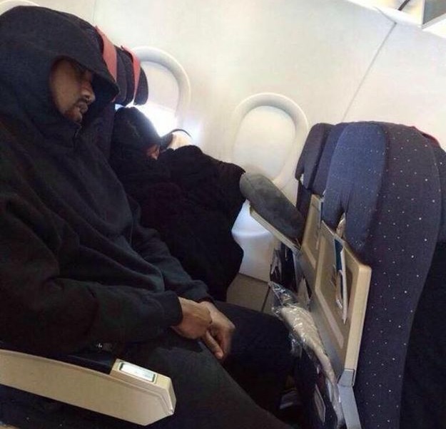 Šokantna fotografija!... Kim i Kanye snimljeni da putuju kao obični smrtnici