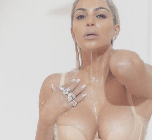 FOTO Sise na izvol`te: Kim Kardashian se utegnula u minijaturni bikini