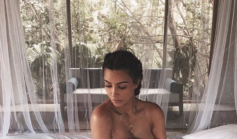 Kim Kardashian skinula se u toples i pozirala Kanyeu na krevetu