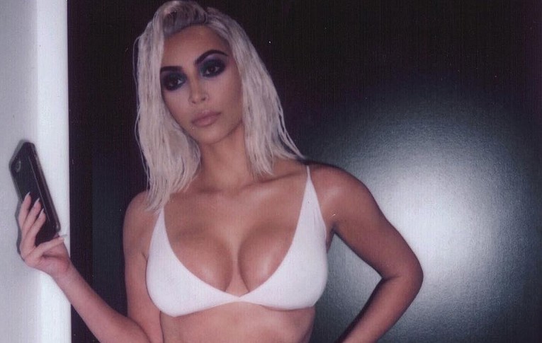 Kim Kardashian izbacila guzu, hejteri navalili: "Gdje su ti gaćice i djeca?"