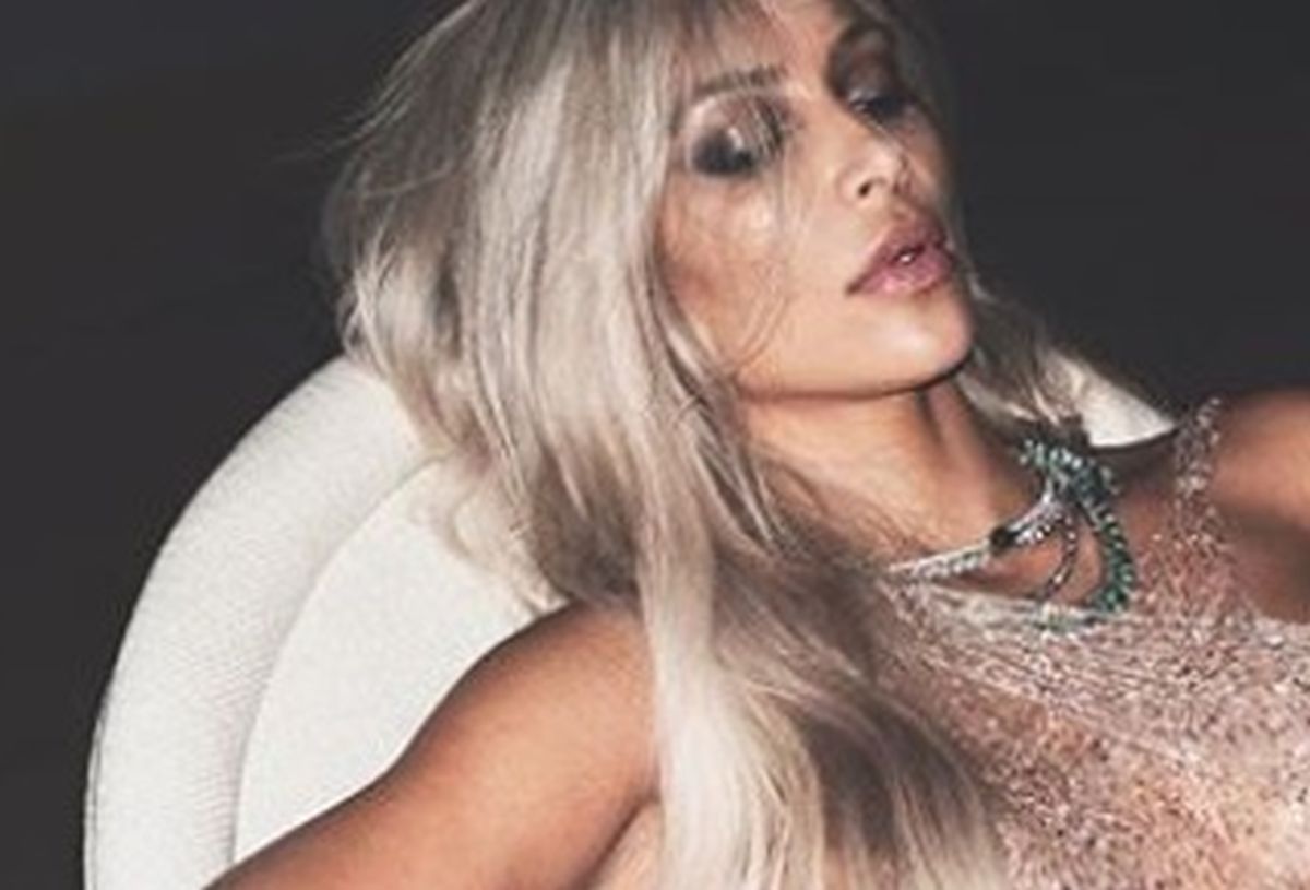 Kim Kardashian zavaljena u fotelju pokazala opasan dio grudi