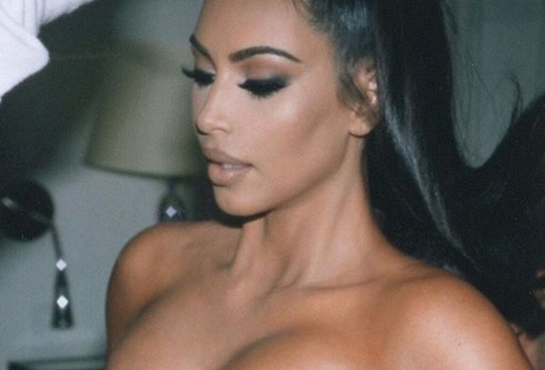 Kim Kardashian čvrsto stisnula grudi i jednom rečenicom razbjesnila fanove: "Jesi ti ozbiljna?"