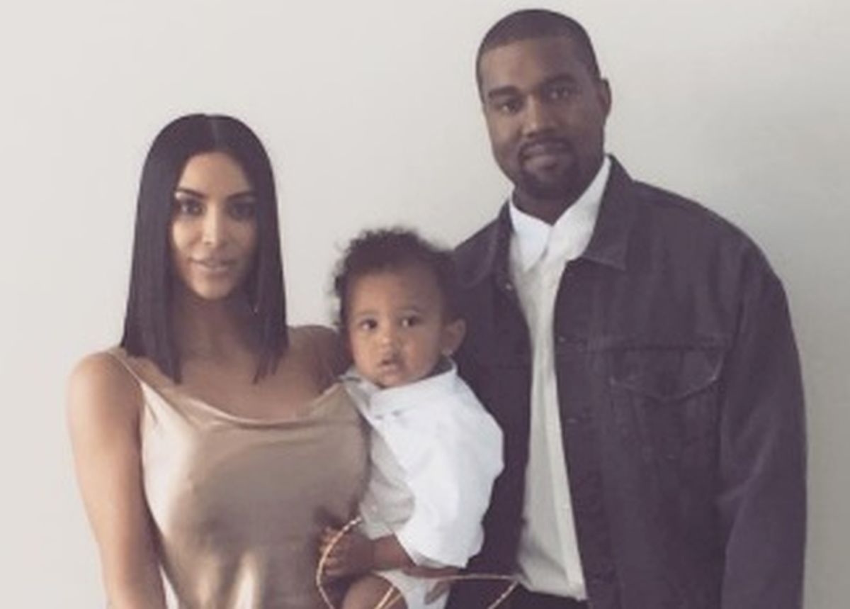 FOTO Kim Kardashian objavila uskrsnu fotku s Kanyeom zbog koje svi misle da im je brak u krizi