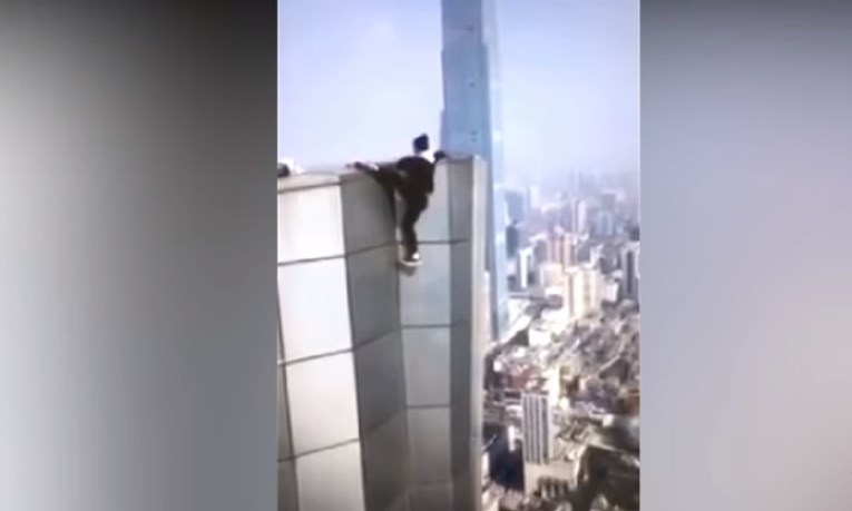 UZNEMIRUJUĆA SNIMKA Poznati kineski penjač pao sa zgrade od 62 kata i poginuo