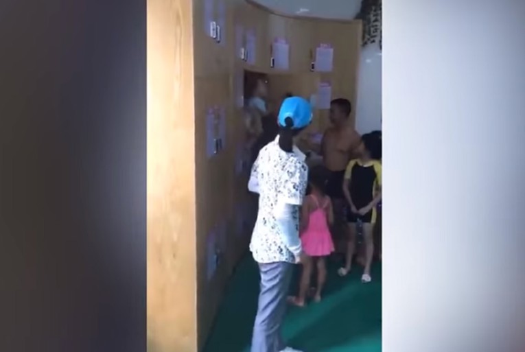 ŠOKANTNA SNIMKA Roditelji u Kini ostavili dijete u javnom ormariću i otišli na kupanje