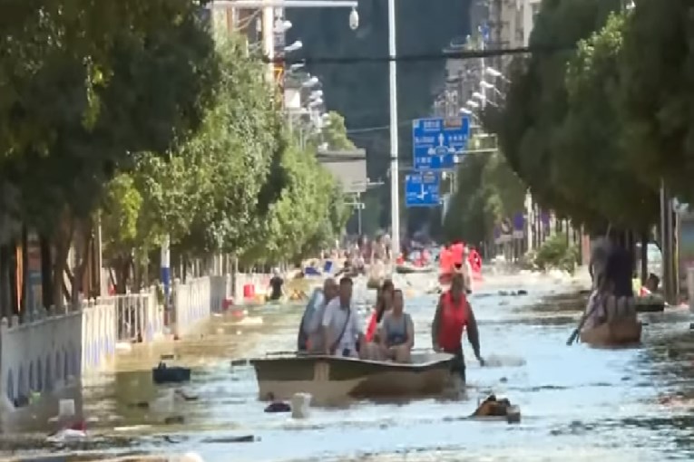 VIDEO Ogromne poplave u Kini: Najmanje 56 mrtvih, 11 milijuna ugroženih, a kiša neće stati