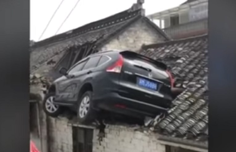 VIDEO Autom sletio na krov kuće, prošao bez ikakvih ozljeda