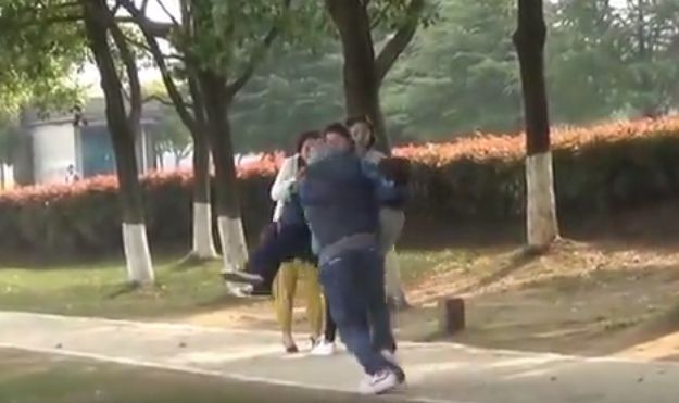 VIDEO Muškarac drogirao i oteo dijete na prepunoj ulici - reakcija ljudi će vas šokirati