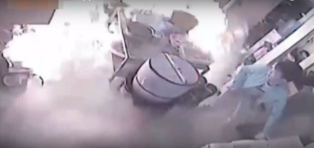 VIDEO Kad hodaš, ne tipkaj: Žena slala poruku i spalila restoran