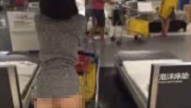FOTO Društvene mreže zapalila fotka žene koja je namještaj kupovala gole guze