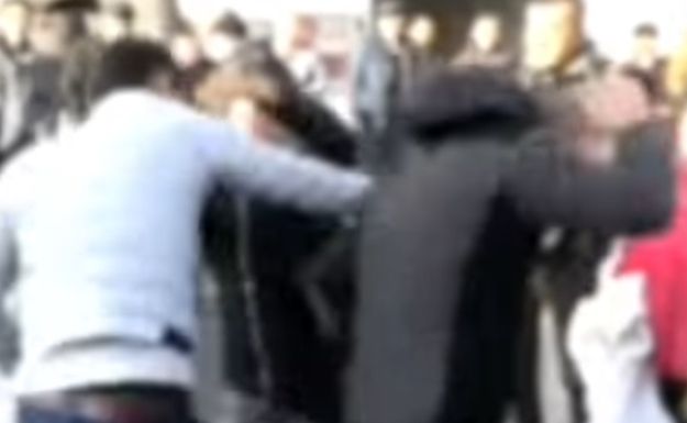 VIDEO Premlatio roditelje jer su mu kupili premali stan